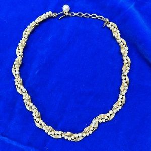 Trifari Vintage gold toned w pearls 16” preowned estate piece